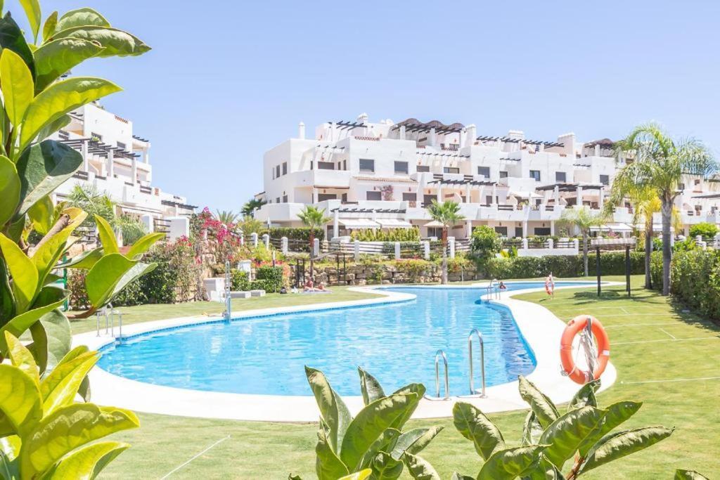 Luxurious And Spacious With A Private Garden And Solarium With Great Views In Area Marbella La Resina Country Golf Apartamento Estepona