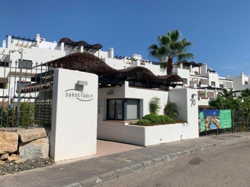 Luxurious And Spacious With A Private Garden And Solarium With Great Views In Area Marbella La Resina Country Golf *