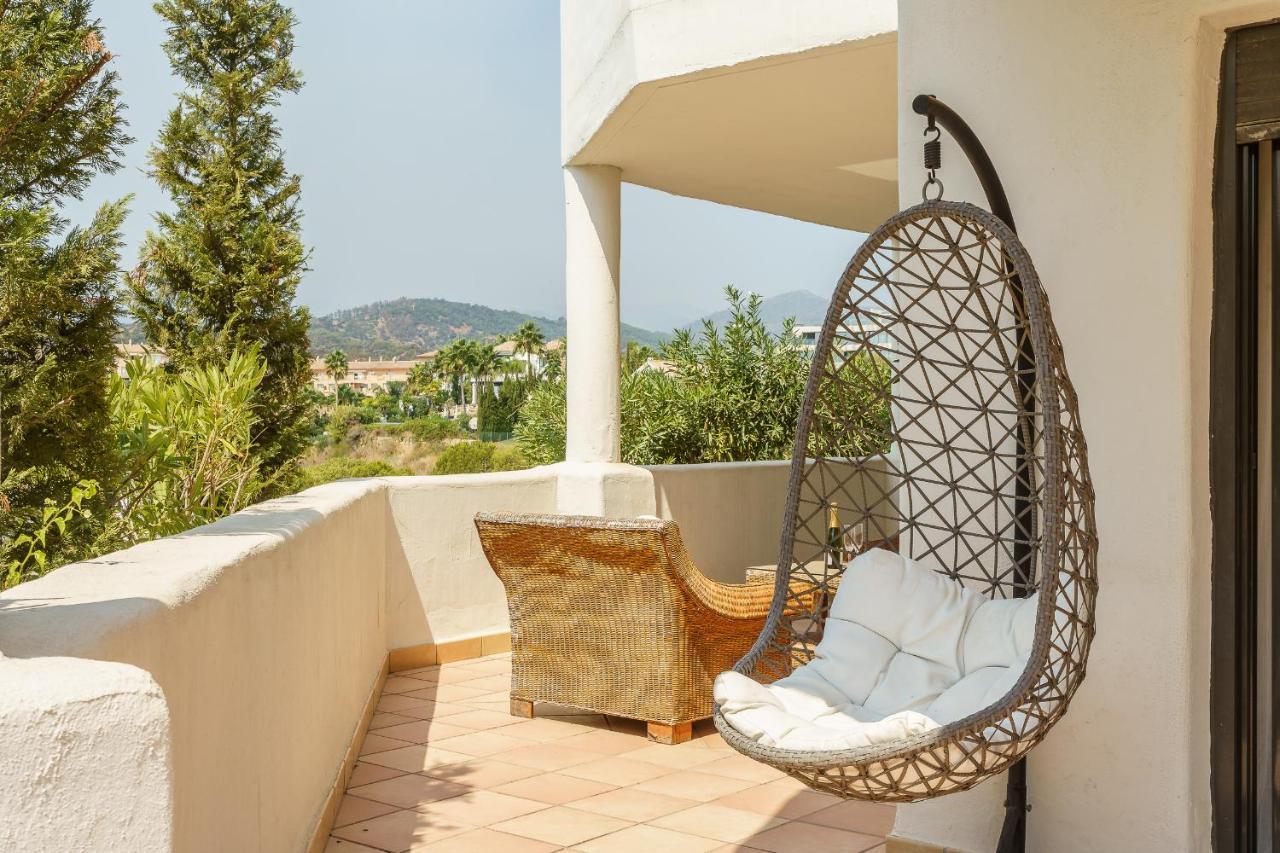 Luxurious And Spacious With A Private Garden And Solarium With Great Views In Area Marbella La Resina Country Golf *